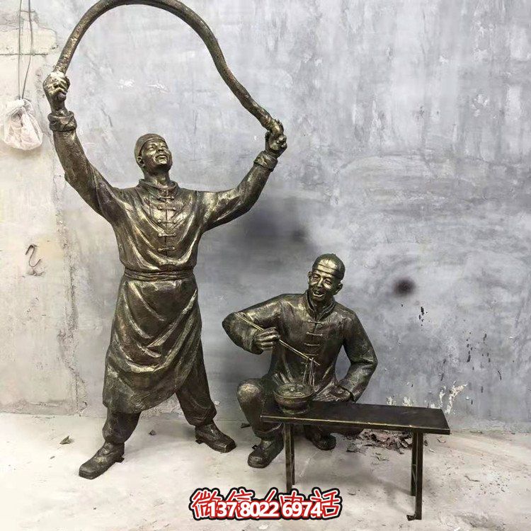 仿銅人物雕塑，裝點現(xiàn)代城市街道