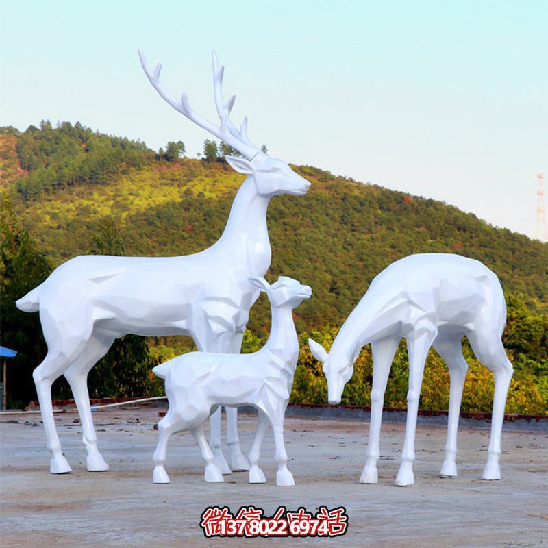 玻璃鋼梅花鹿雕塑，讓一家三口在公園戶外玩耍