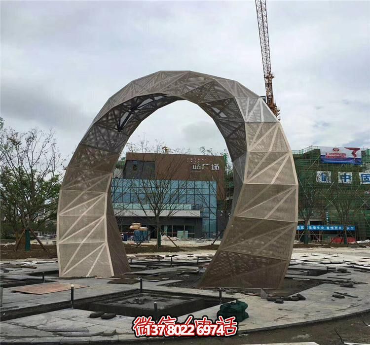 不銹鋼網(wǎng)格拱門雕塑，點綴廣場