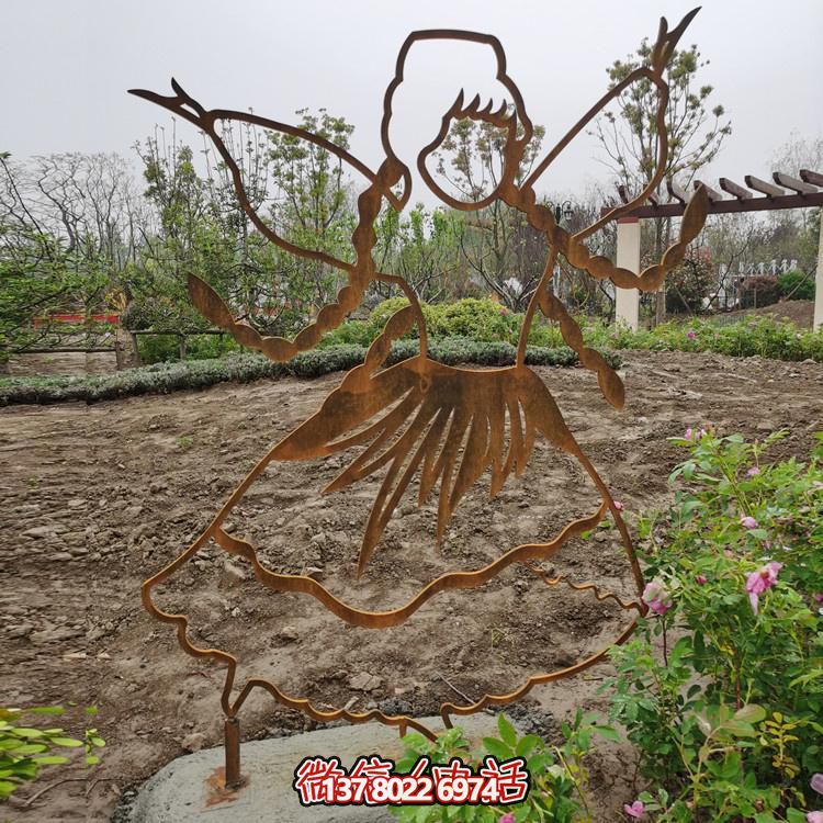 不銹鋼鏤空人物雕塑，點綴公園美景