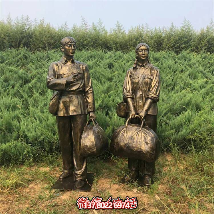手工雕刻民俗小品，玻璃鋼仿銅人物拿行李的車站裝飾品