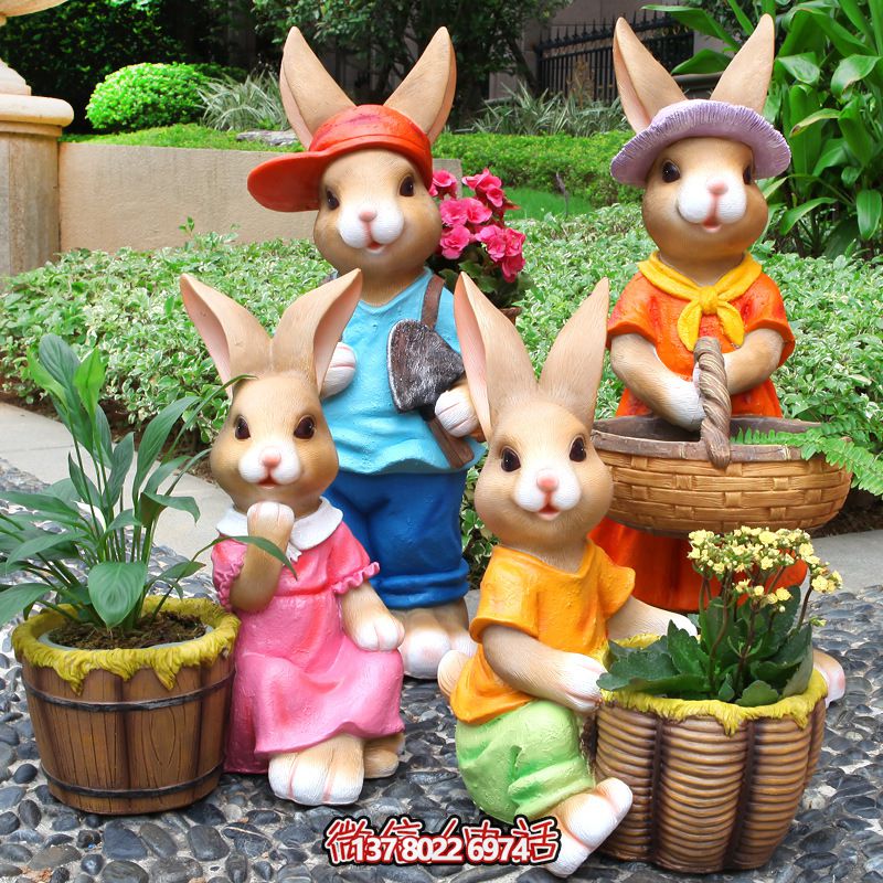 玻璃鋼彩繪兔子雕塑，為花園景區(qū)增添精彩