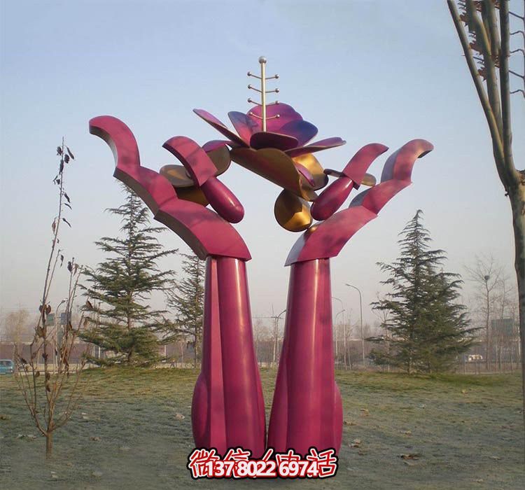 不銹鋼雕塑——用手捧花朵，點(diǎn)綴公園抽象美