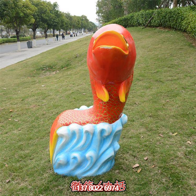 卡通玻璃鋼鯉魚雕塑，點(diǎn)綴游樂園園林