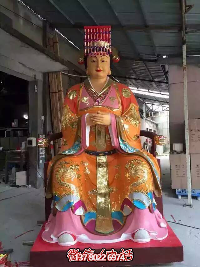 王母娘娘純銅雕塑，屹立于寺廟之中