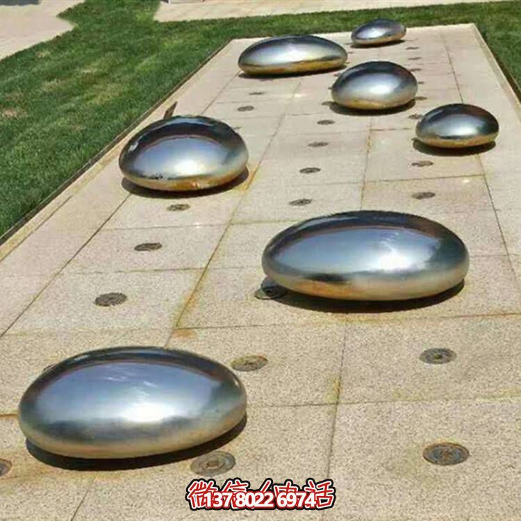 不銹鋼鏡面戶外噴泉水景擺件，以鵝卵石與雕塑裝飾