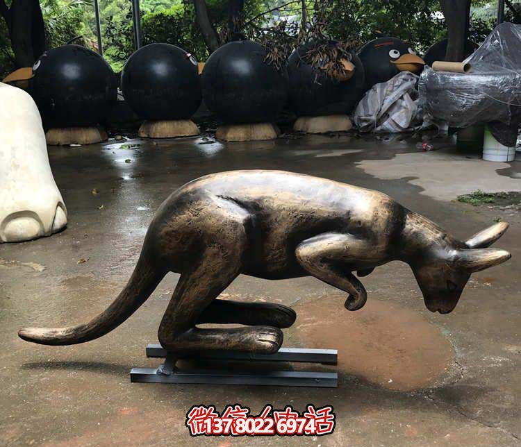 不銹鋼袋鼠雕塑，擺放于大型廣場