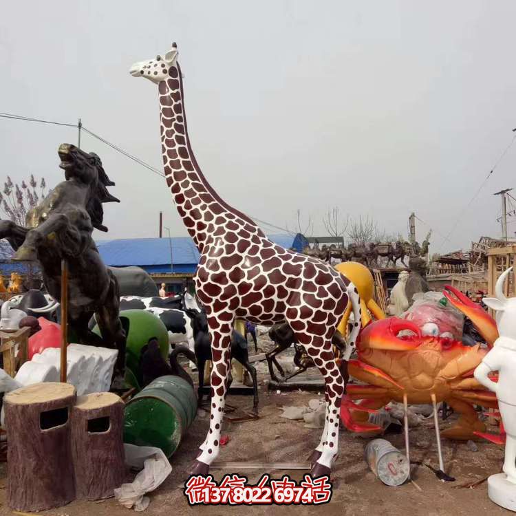 玻璃鋼長頸鹿雕塑，為戶外園林景觀增色