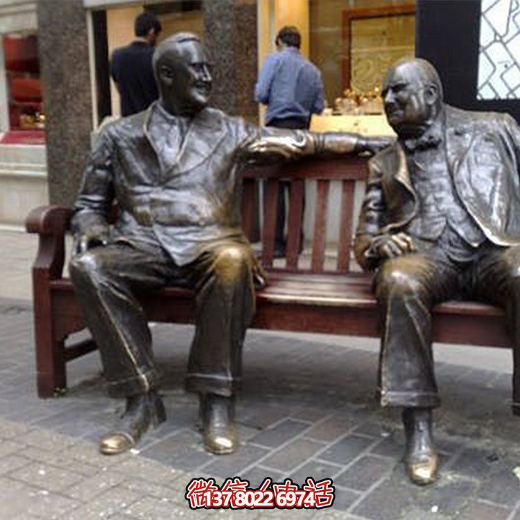 黃銅西方人物雕塑，讓街頭活躍起來