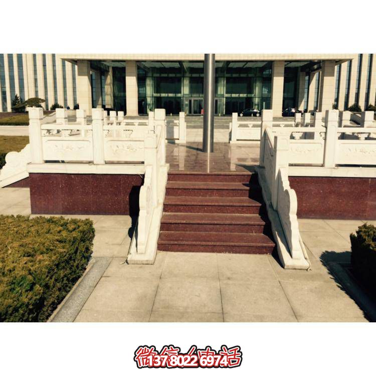 精美雕塑裝飾欄桿，增添學(xué)校廣場升旗臺象征意義