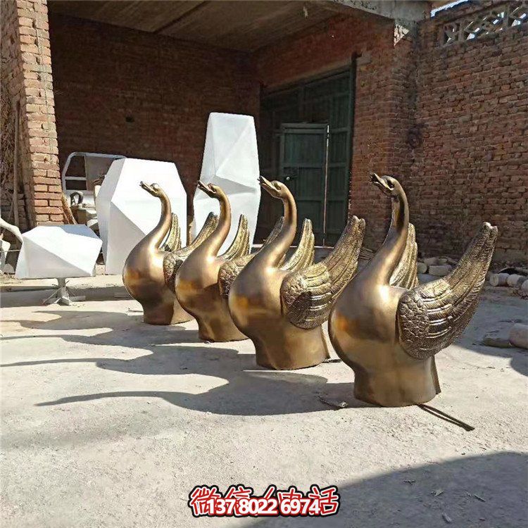 仿銅噴水雕塑，玻璃鋼景觀天鵝水池，為廣場(chǎng)園林?jǐn)[放