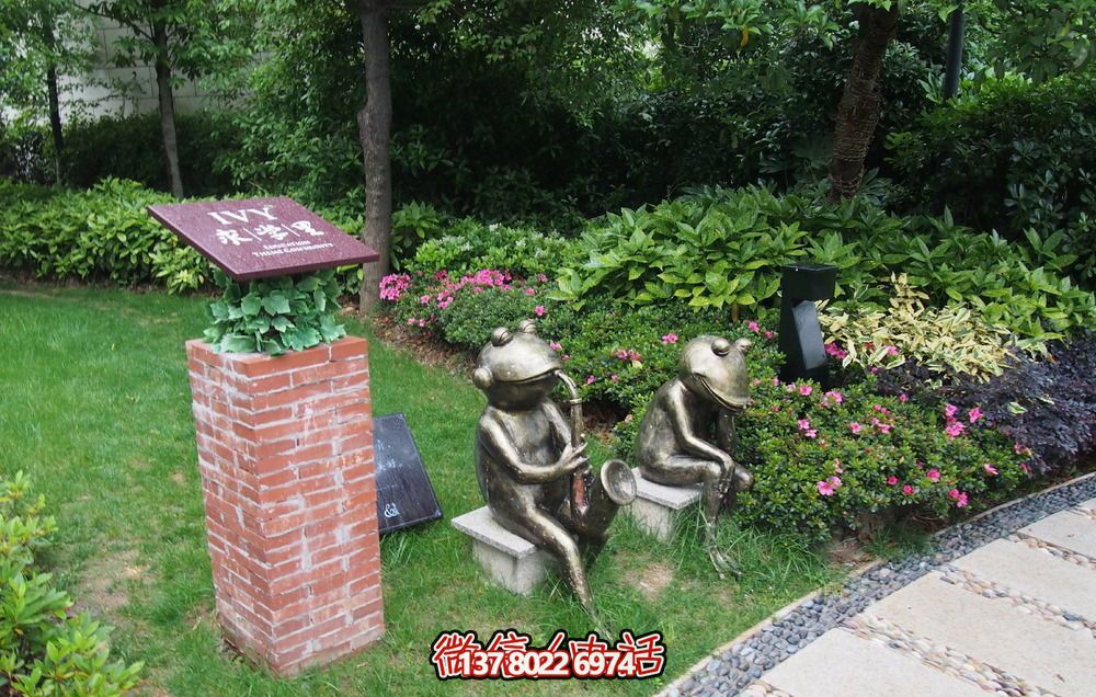 唯美青蛙雕塑，用不銹鋼增添公園景色