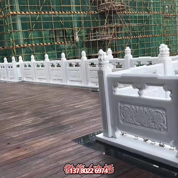 絢麗多彩的防護欄桿，為河道升旗臺打造夢幻般的園林雕塑