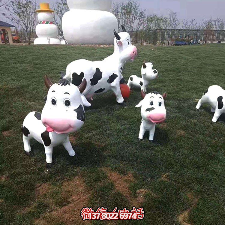 可愛小奶牛玻璃鋼雕塑，為戶外園林景觀增添獨特魅力