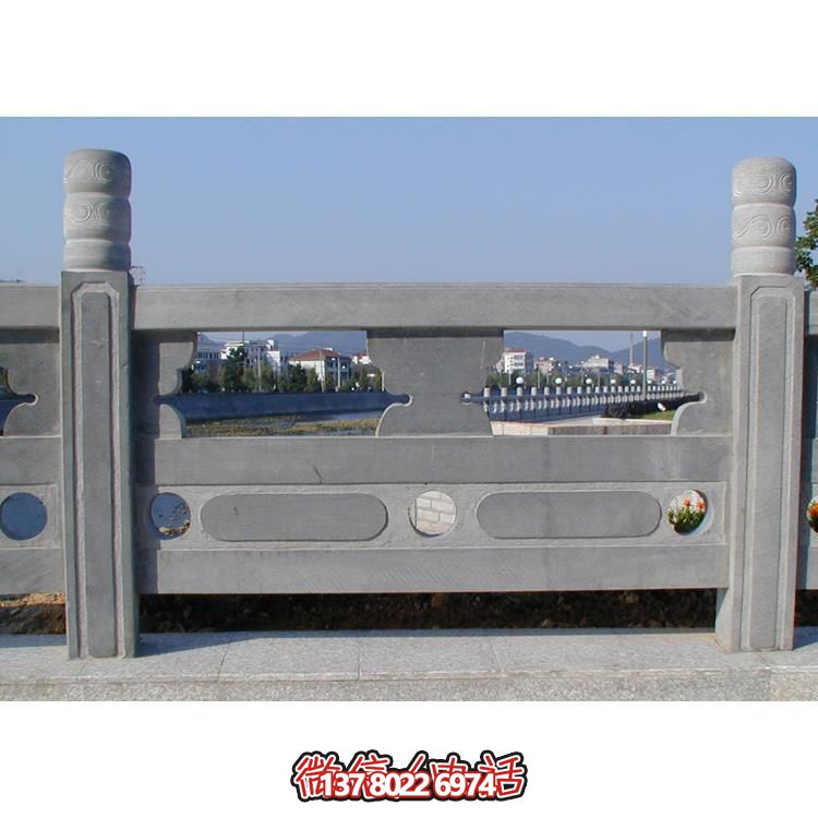 青石雕刻欄桿欄板，點綴美麗河道