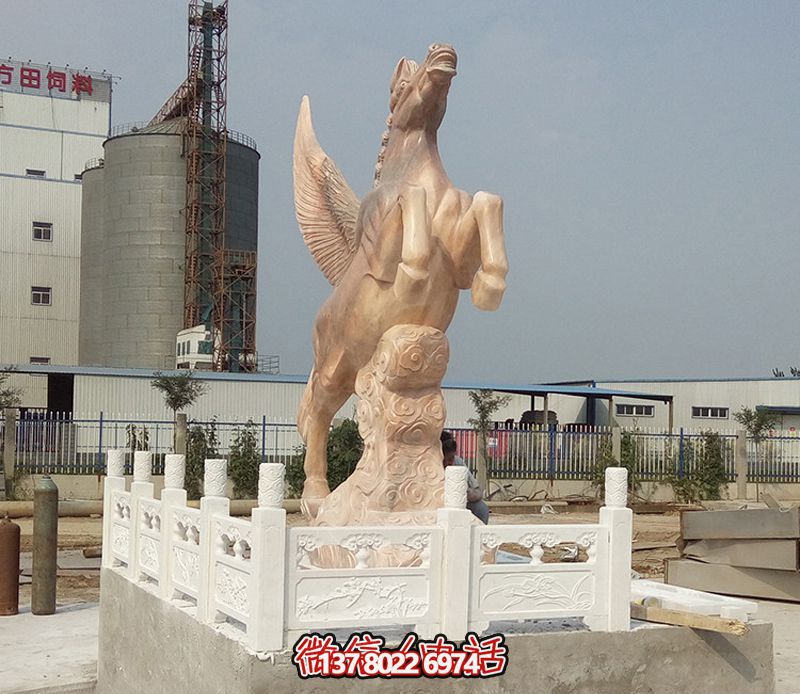 飛馬石雕創(chuàng)意雕塑，點(diǎn)綴廣場上的黃蠟石