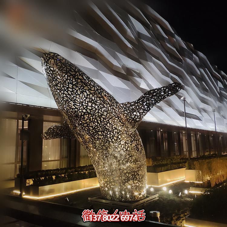 大型酒店不銹鋼鏤空鯨魚(yú)燈光亮化水景觀雕塑