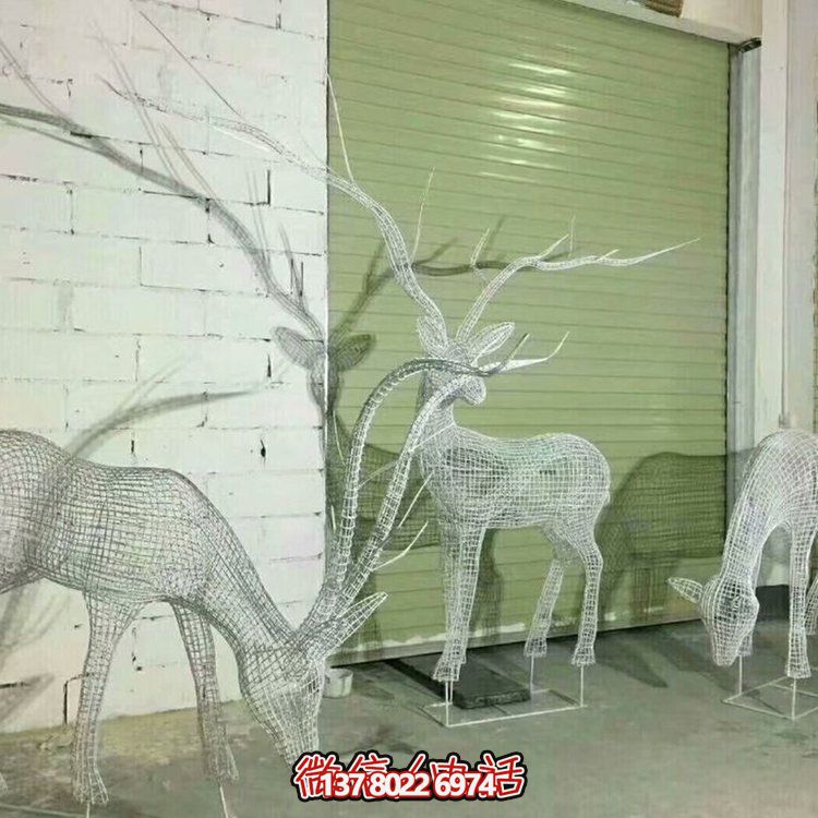 不銹鋼鏤空網(wǎng)格鹿燈光亮化擺件，為公園草坪上裝飾增添精彩