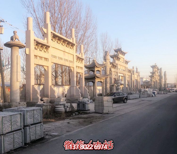 大理石門牌樓，點綴村莊入口