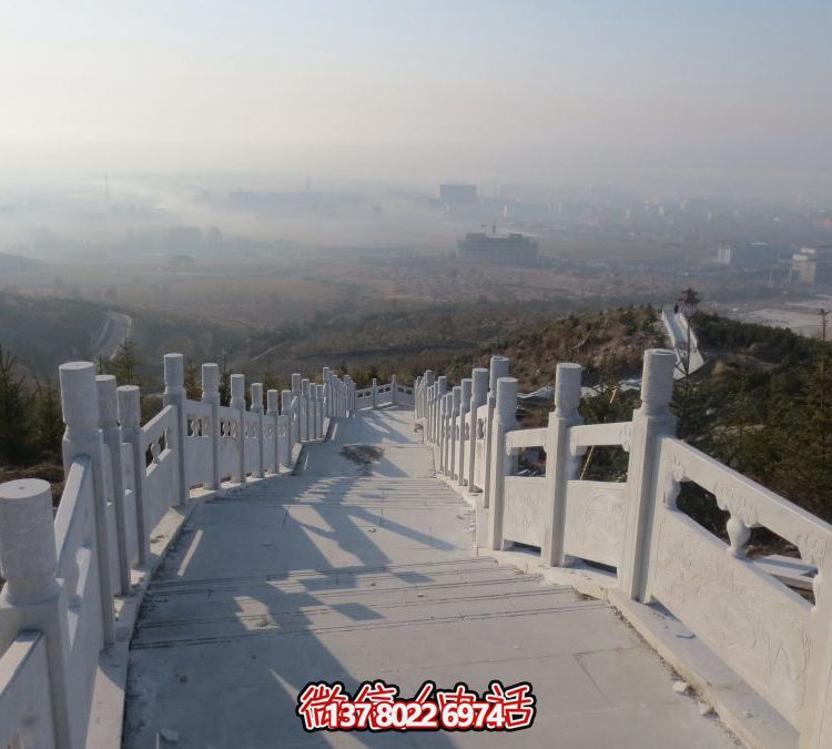 精致石雕護(hù)欄，漢白玉青石欄板點(diǎn)綴天然風(fēng)情