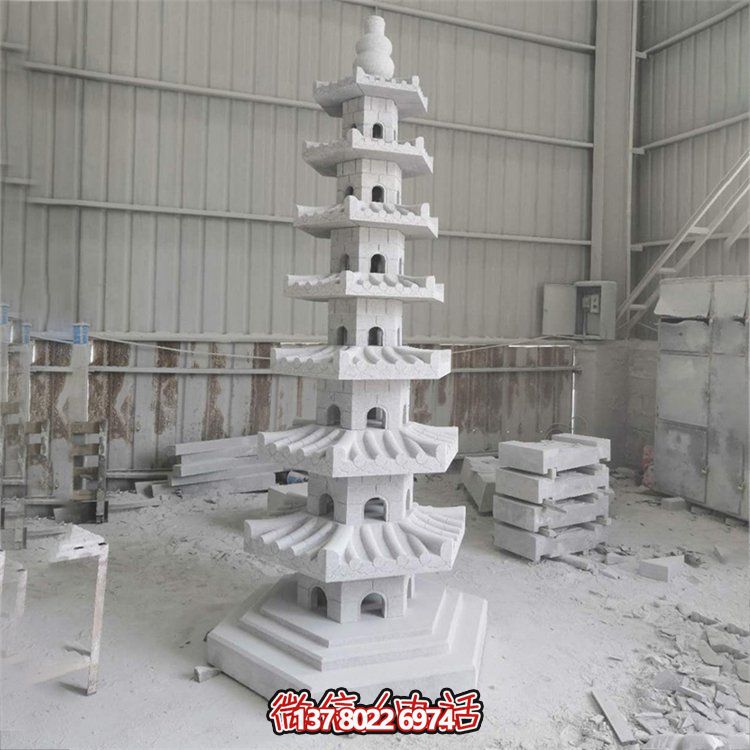 天然青石多層石佛塔，雕刻精美，為寺廟擺放