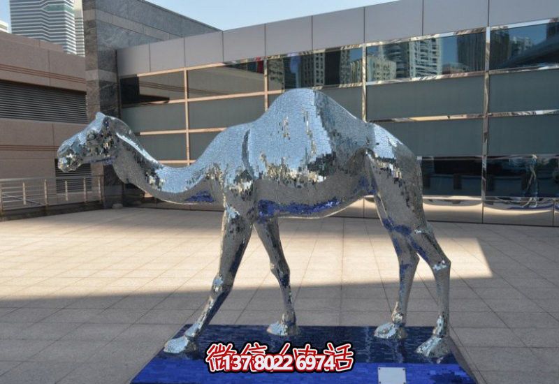 不銹鋼駱駝雕塑，為廣場添彩
