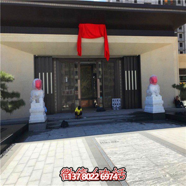 精美大型漢白玉石獅子雕刻門(mén)墩，為別墅門(mén)口增添雅致氣息