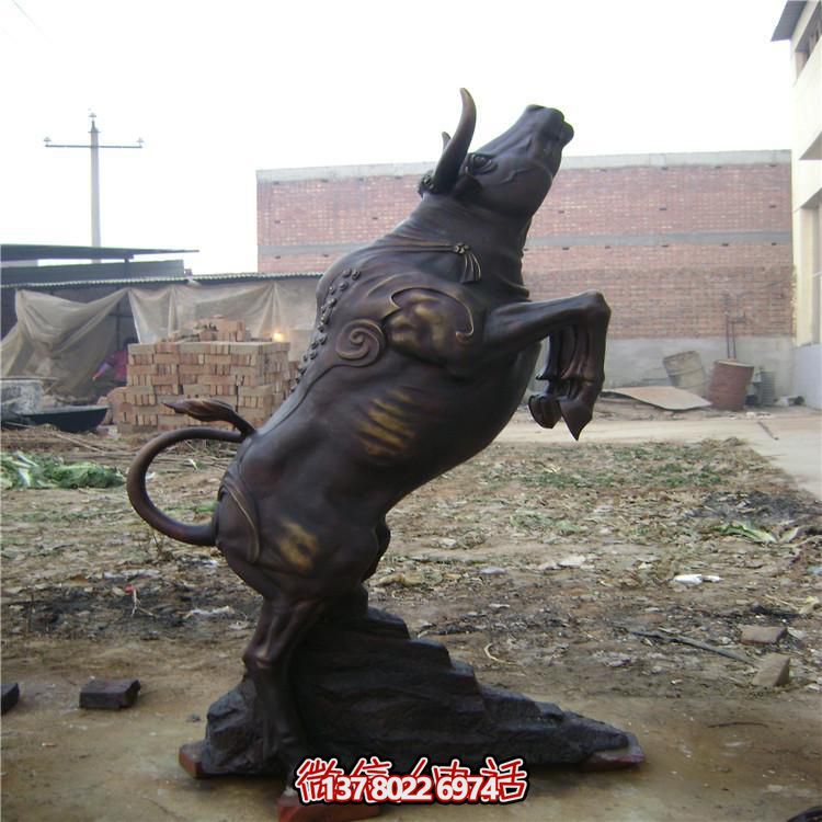 牛年奮進(jìn)雕塑，玻璃鋼仿銅戶外景區(qū)農(nóng)耕積極雕塑