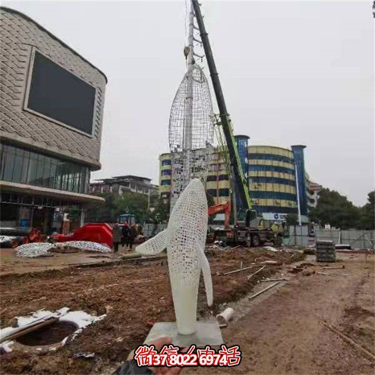 不銹鋼創(chuàng)意鏤空鯨魚雕塑，點(diǎn)綴園林景觀