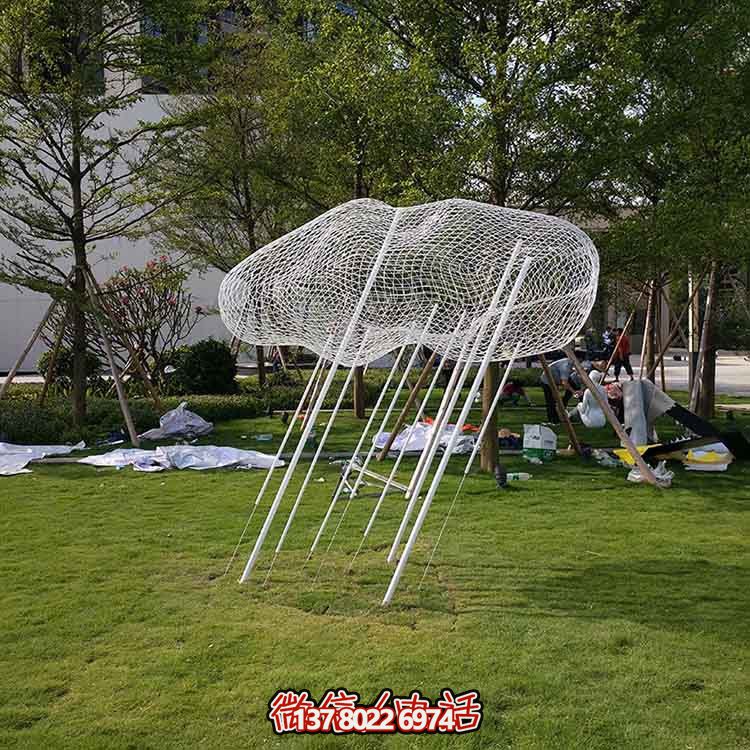 不銹鋼祥云雕塑，點(diǎn)綴美麗的戶外草坪