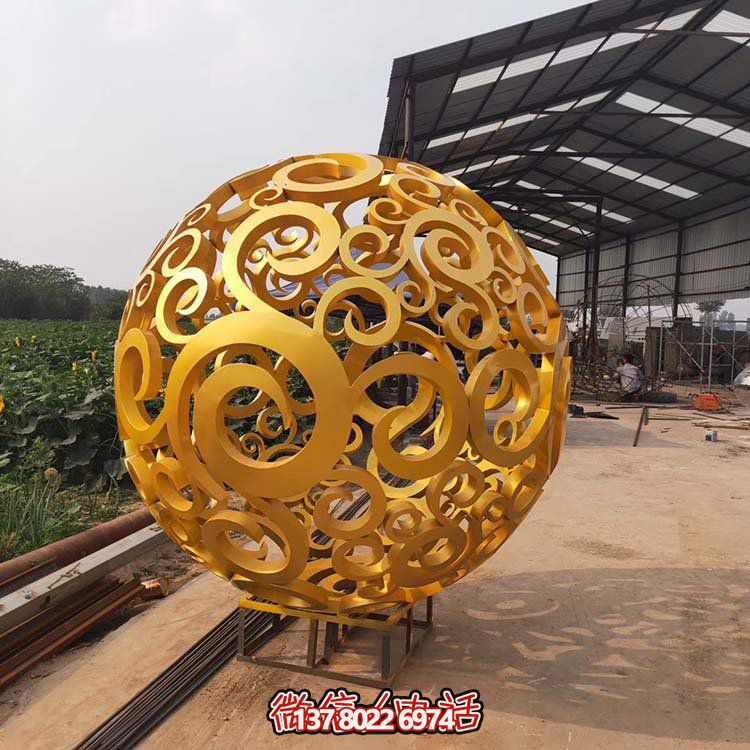 大型不銹鋼鏤空球雕塑，為園林景觀增添靈動之美