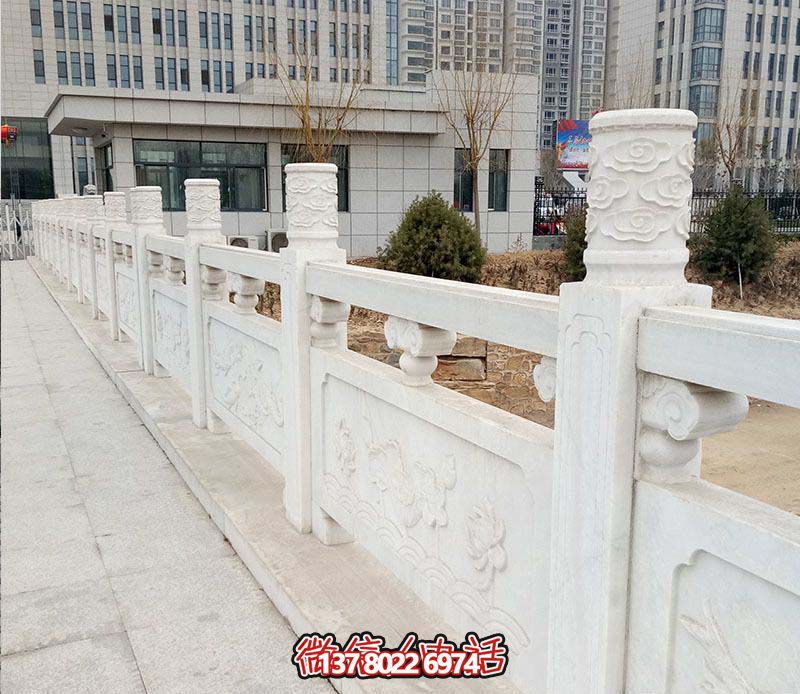 漢白玉鑲嵌欄桿扶手，點綴走廊裝飾，為城市花園添彩