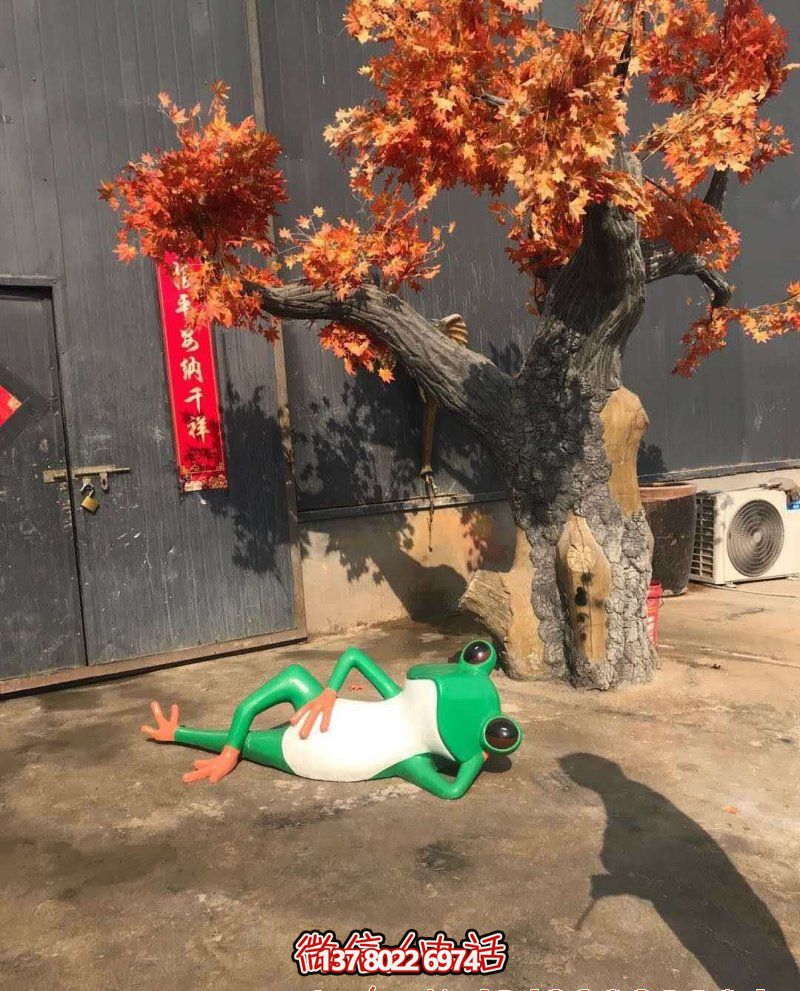 玻璃鋼雕塑躺臥青蛙，給公園增添美感