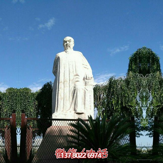 林則徐石雕塑，點(diǎn)綴校園廣場