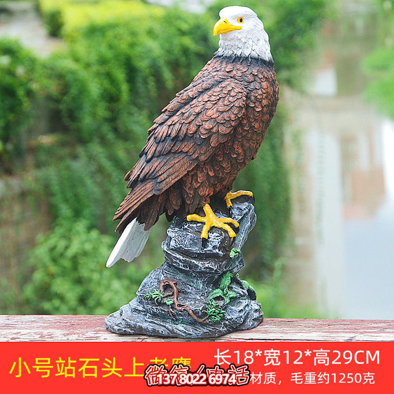 石頭藝術(shù)老鷹雕塑，點綴花園站