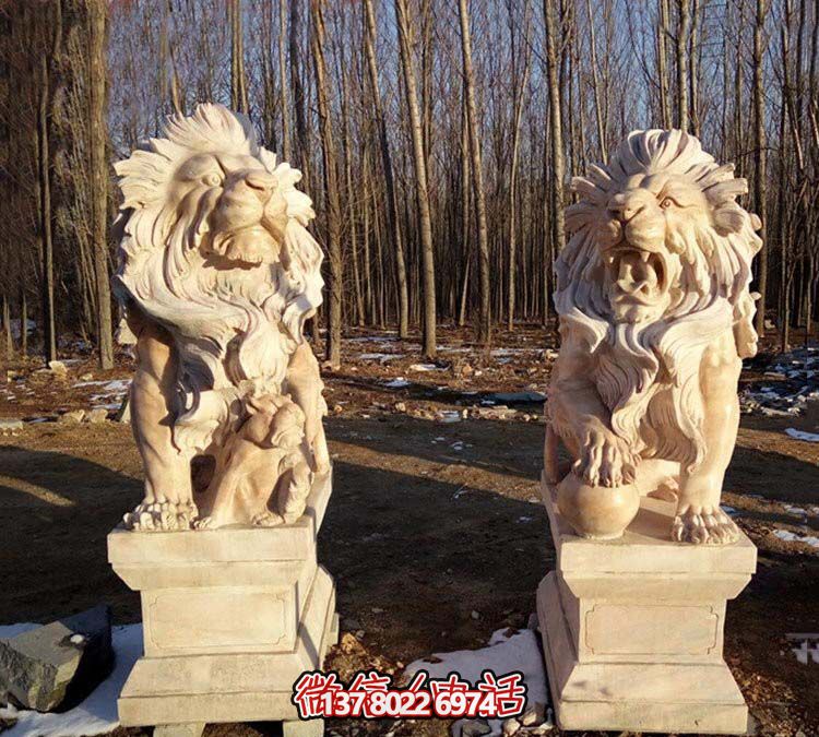 紅色獅子雕塑，欣賞絕美晚霞