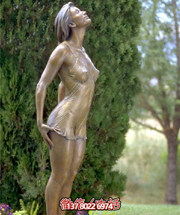 西方風(fēng)格仿銅人物雕塑玻璃鋼擺放，為公園園林增添靈動(dòng)之美