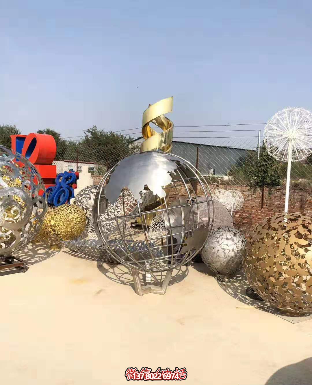 不銹鋼拋光地球儀雕塑，營造公園游樂場氛圍