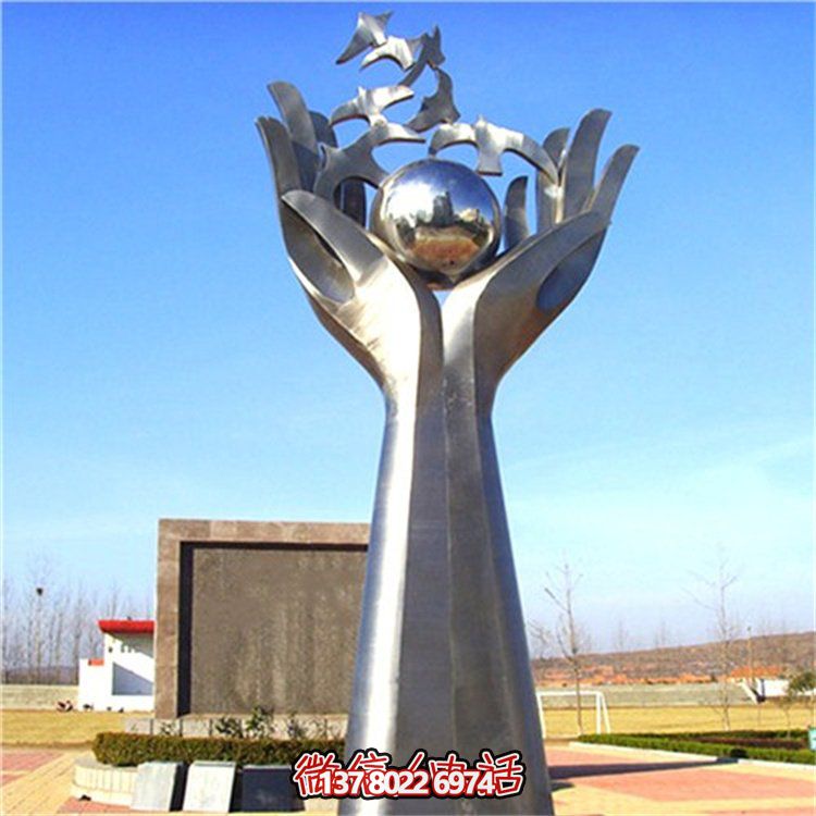 雙手托起希望，不銹鋼創(chuàng)意雕塑景觀擺放于廣場(chǎng)