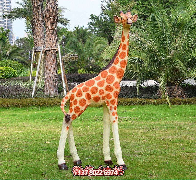 藝術化玻璃鋼仿真大型長頸鹿雕塑，點綴綠色草坪，讓公園更加美觀