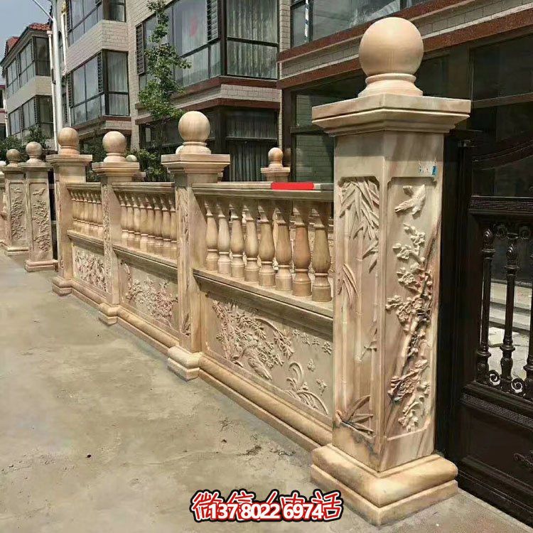 紅色浮雕圍墻欄板裝點別墅，守護晚霞之美