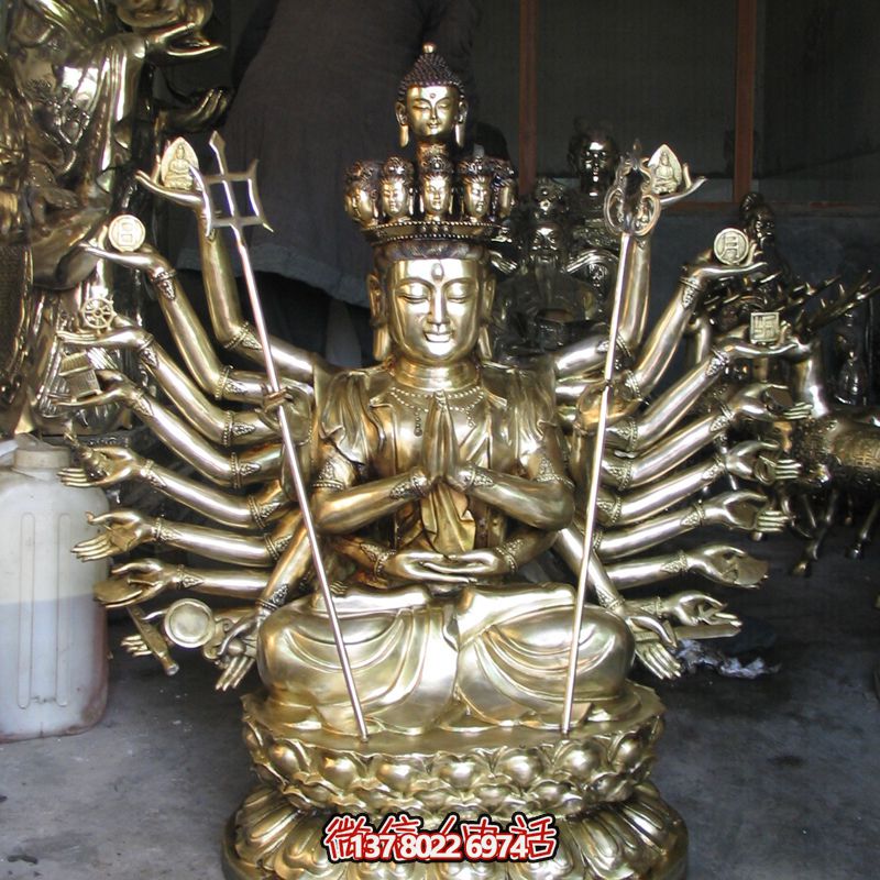 鎏金菩薩雕塑，供奉觀音祈福