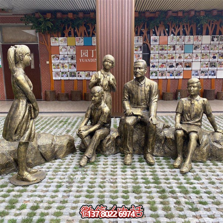 仿銅人物雕塑，裝點步行街情景