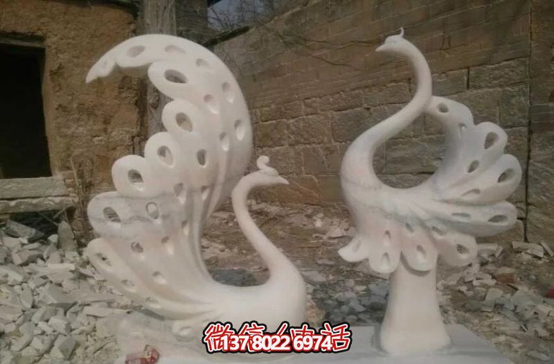 不銹鋼鏤空孔雀雕塑，點(diǎn)綴公園湖邊