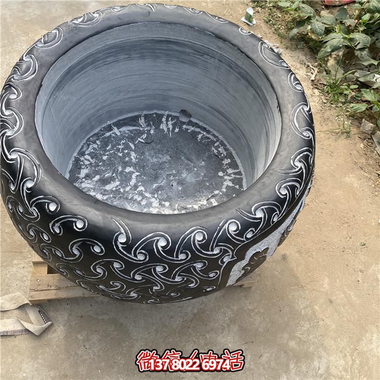 仿古大理石浮雕花紋花盆，營造優(yōu)雅庭院空間