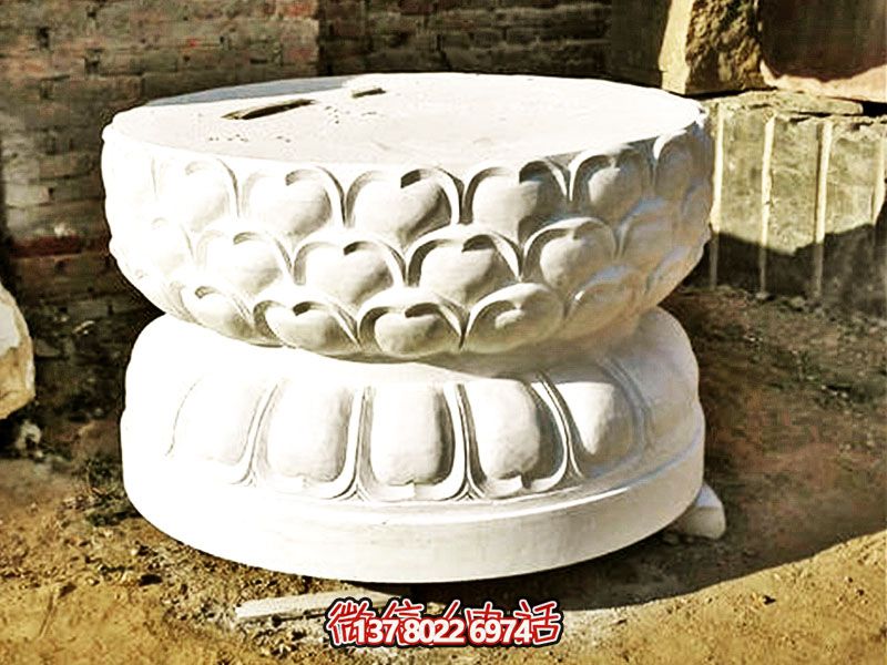 漢白玉制須彌座佛像，以精美圓形飾就古樸寺院