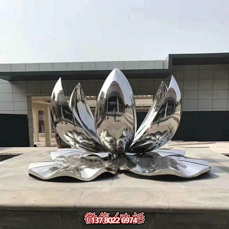 大型不銹鋼蓮花雕塑，鏡面反射景觀