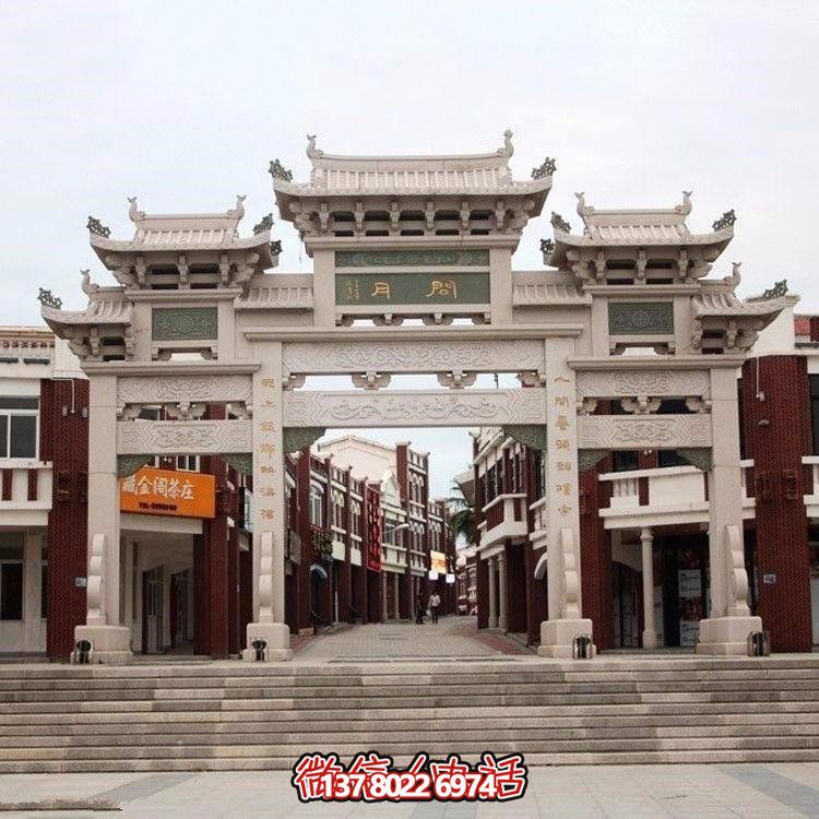 精美中式三門牌坊，裝飾大理街道