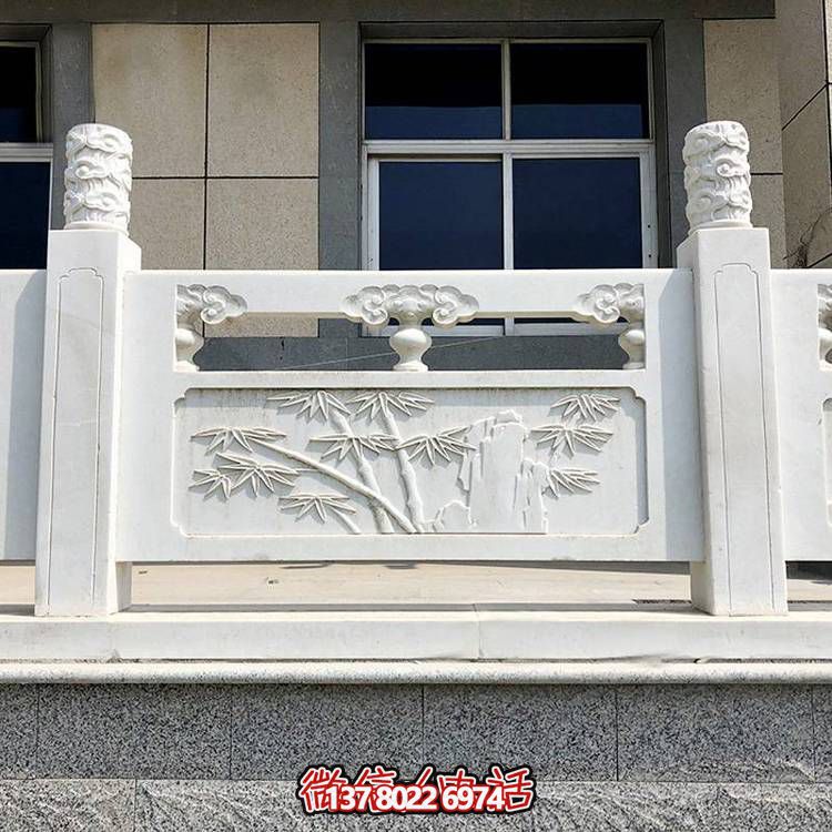 精致古典庭院雕飾浮雕石柱、欄桿、欄板，營造溫馨園林