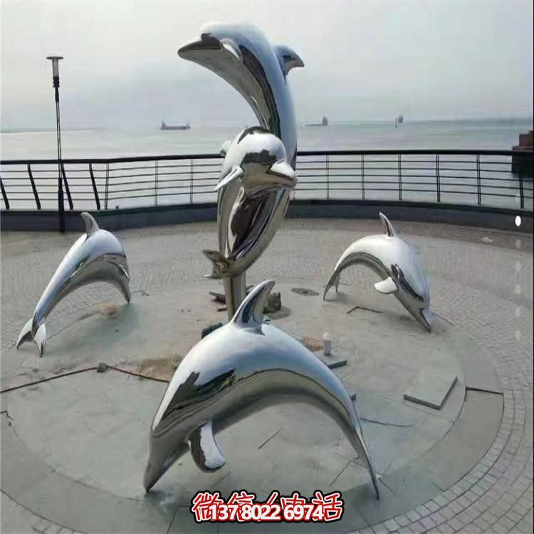 不銹鋼海豚雕塑，讓海邊的廣場更加美觀